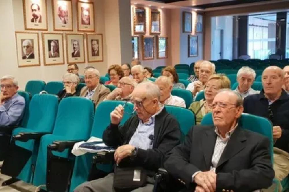 Personas mayores en un auditorio